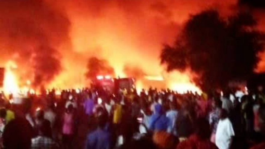 Hiện trường xe bồn chở dầu phát nổ làm chết khoảng 100 người ở Sierra Leone